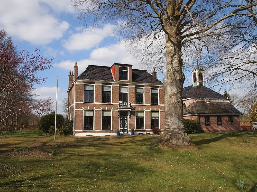 Noardburgum: Pastorie en Hervormde kerk in Noordbergum